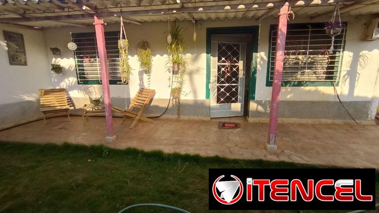 Vendo casa en Renté a 5 km de san José de las lajas Casa de bloque y fibrocen, de 4 cuartos, 2 de ellos con baño