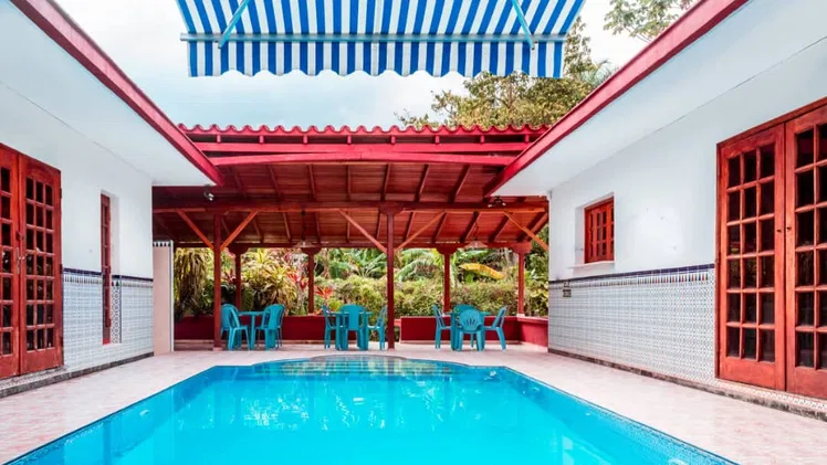 Casa independiente con piscina