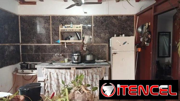 80-🏡*Venta de casa puerta de calle en el Cerro* 🖼*Queda ubicada a 2 cuadras de la Covadonga*  😎*Abajo Consta de porta