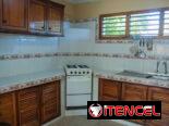 Se renta casa de 7 habitaciones con piscina en Guanabo a 6 cuadras de la playa.54026428