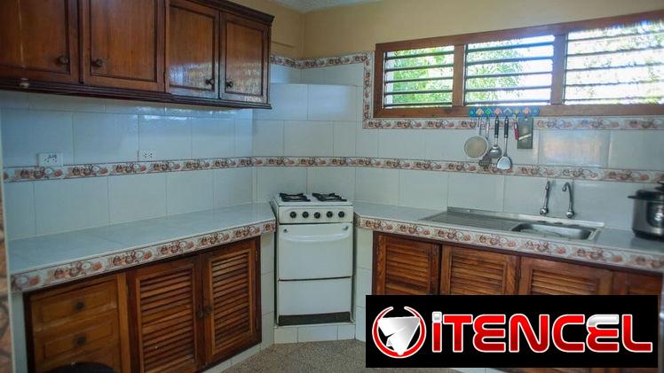 Se renta casa de 7 habitaciones con piscina en Guanabo a 6 cuadras de la playa.54026428