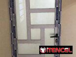 Marquetería de puertas y valcones de aluminio bajos de meseta. Mamparas de baños ect