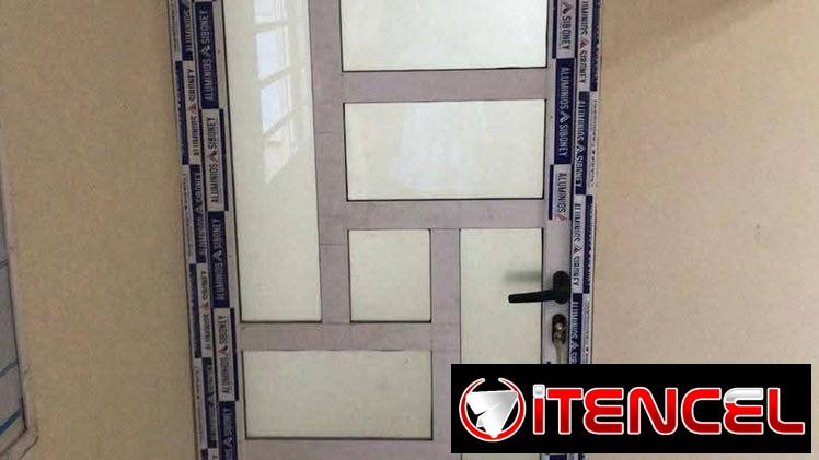 Marquetería de puertas y valcones de aluminio bajos de meseta. Mamparas de baños ect