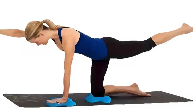 Esteras de Yoga, almohadillas o cojines y bloques de apoyo para ejercicio en casa o al aire libre.