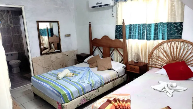 Disponible casa con piscina.  WhatsApp 5 8142662