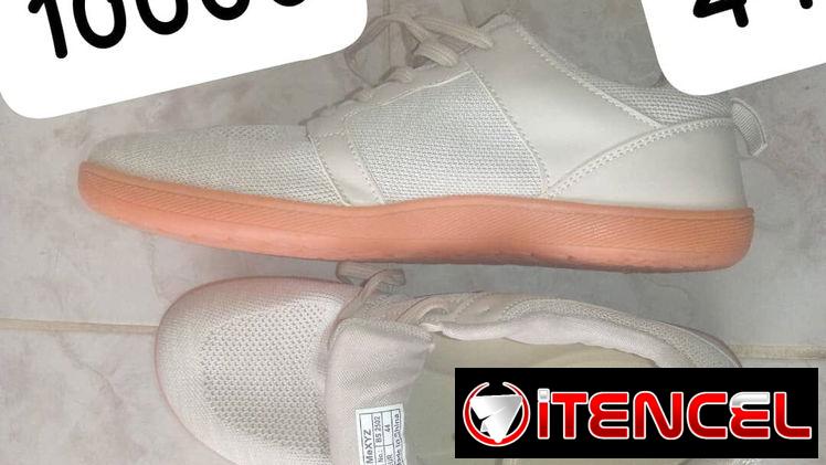 Tenis MBYZZ – Color claro con suela durazno   Estilo moderno y comodidad para el día a día.