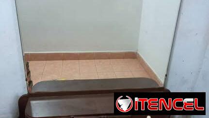 Se vende cómoda con espejo de caoba. En 35000 cup interesados al 58274462