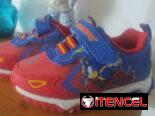 Tenis de niño nuevo