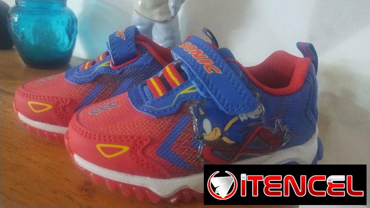 Tenis de niño nuevo
