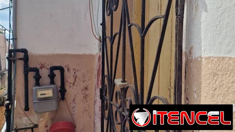 Se vende casa en Centro Hab. Dos cuartos y azotea libre!