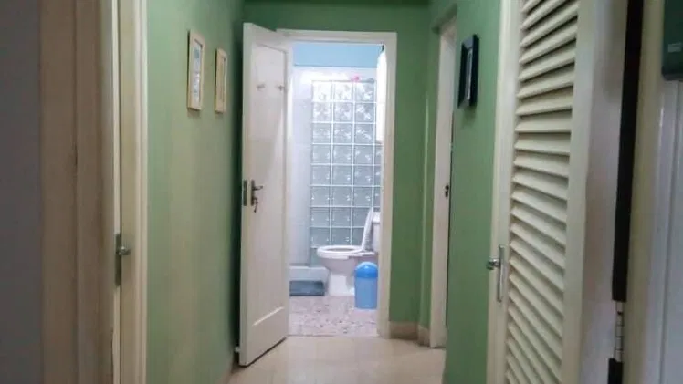 Oferta apto de 3 cuartos y 3 baños en el Vedado en las letras,2do piso. Oportunidad de inversión!!!