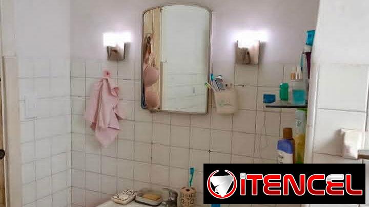 APARTAMENTO DE LOS AÑOS 50 DE ESQUINA! Gran Distribución en Línea y 12, Vedado !!!