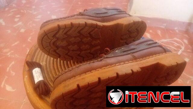 Zapatos deportivos de piel y forrados en piel. Todo cuero con suelas de goma españolas. (# 41-42) (8). Jaimanitas,playa.