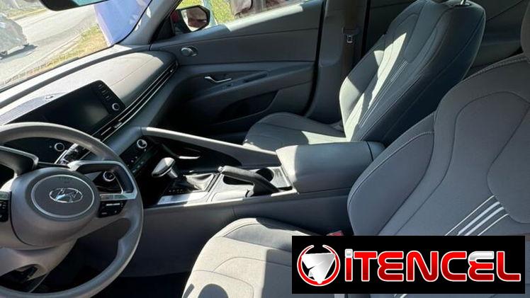 Vendo un buceo, Hyundai Elantra, 2022 con 25,000 millas. Carro automatico importado