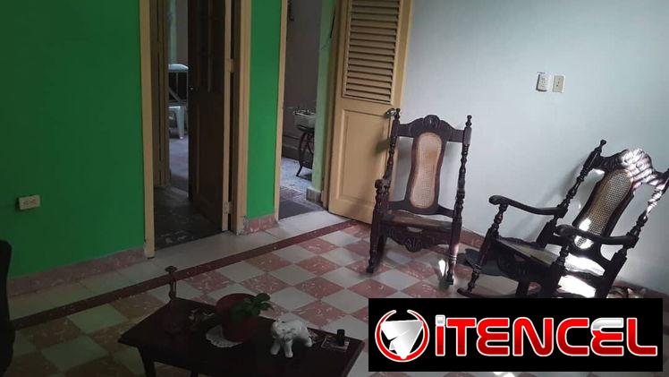 Permuto casa en bajos de tres cuartos y tres baños. Ideal para alquilar habitaciones. En Centro Habana. Adis 58711030