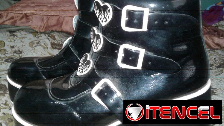 se venden boticas  de color negro y rosadas de  #40