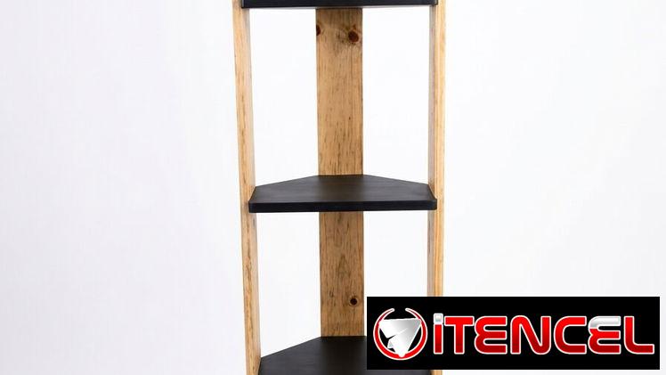 Estante vertical de pino macizo, apoyado en pared, ideal para exhibir libros, adornos y productos.