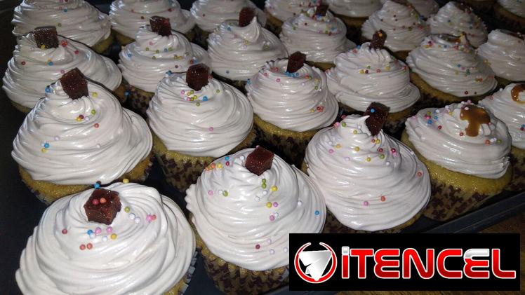 Panquecitos 🧁de vainilla rellenos de guayaba o fanguito según su preferencia.