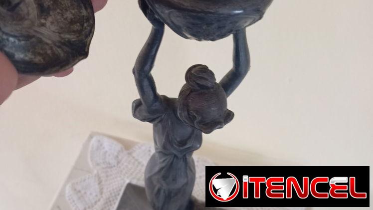 Vendo figura ardeco antigua en movimiento.