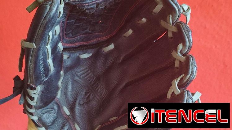 Guante de béisbol con pelota