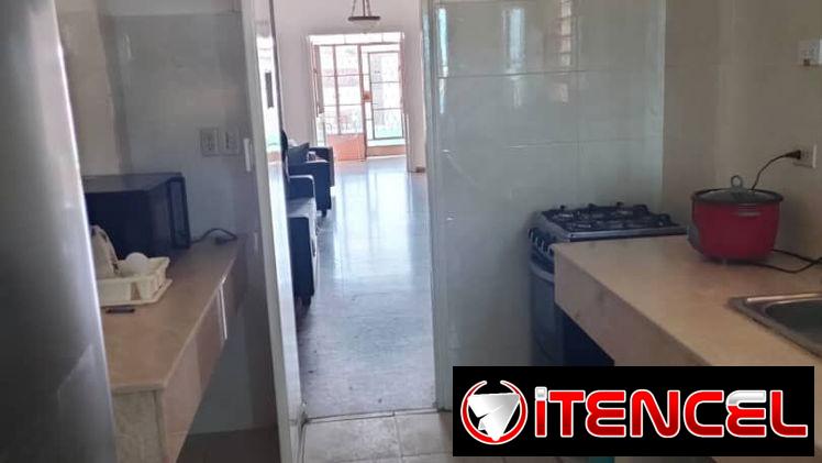 Rento apartamento en Playa por 31 y 42. Con 3 cuartos, 2 baños y terraza a la calle. Se aceptan niños. Tiempo indefinido