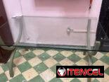 Mesa de hierro y cristal