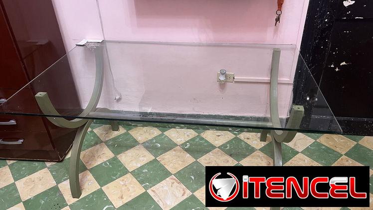 Mesa de hierro y cristal