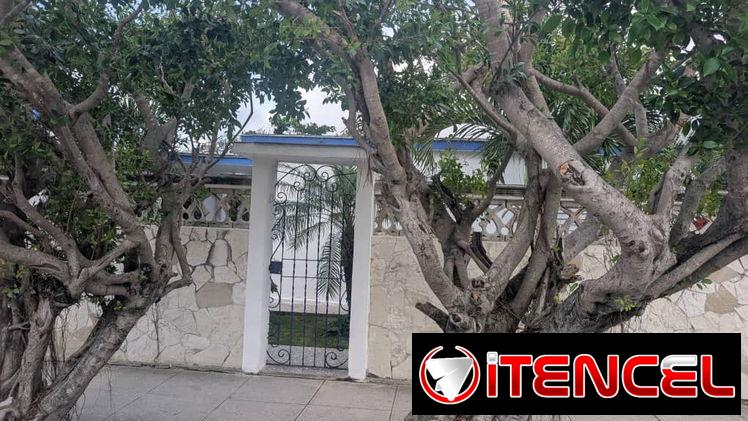 Venta de casa en Guanabo con terreno( me ajusto directamente)