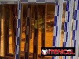 Ventanas de aluminio. Bajos de meseta. Puertas de exteriores y interiores. Closet de espejos.