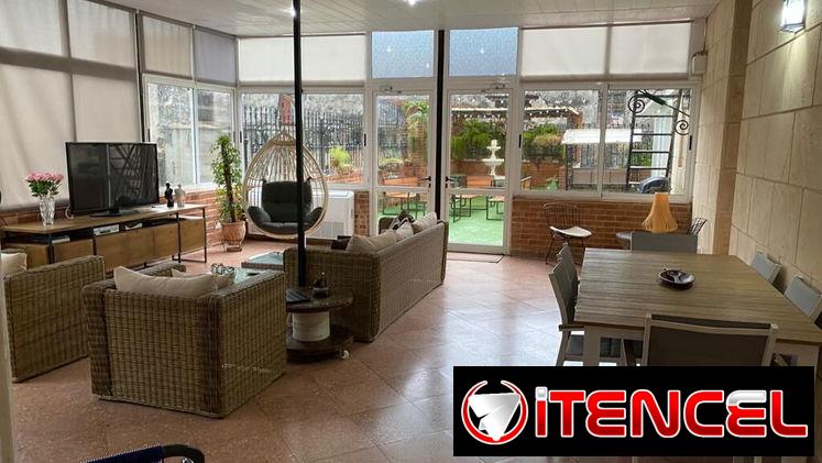 Vedado línea y E. Altos de biplanta. No independiente. 5/4 terraza. Amueblado