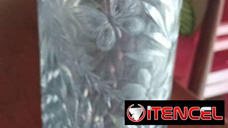 Búcaro cilíndrico tallado en cristal 34cm de altura
