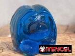 Esta figura es un trol de vidrio azul de la marca Bergdala, un objeto coleccionable popular de Suecia. Material: Vidrio