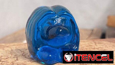 Esta figura es un trol de vidrio azul de la marca Bergdala, un objeto coleccionable popular de Suecia. Material: Vidrio