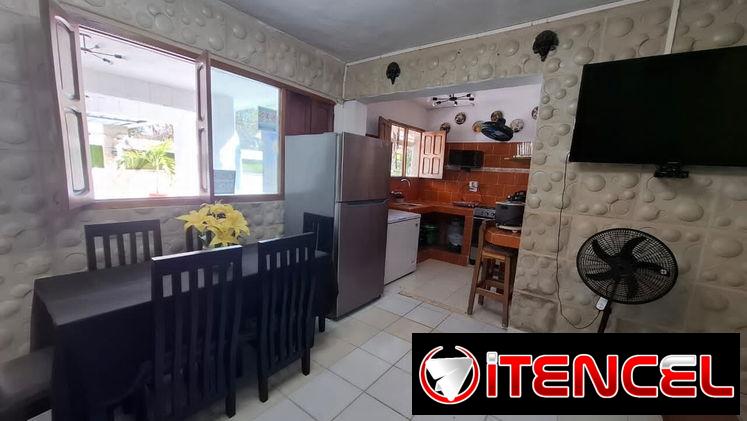 SE RENTA CASA DE 4 HABITACIONES CON PISCINA A UNA CUADRA DE LA PLAYA DE GUANABO.58858577