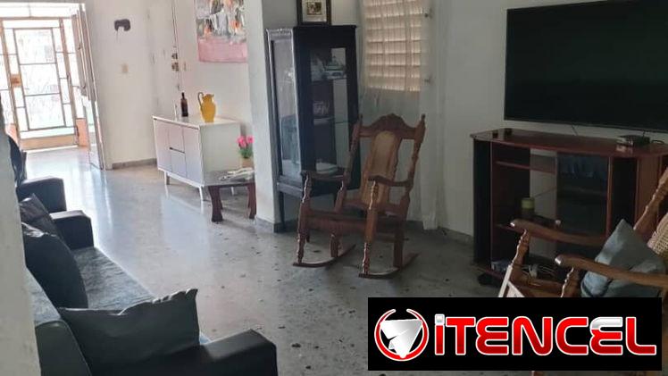 🏡Playa. Rento apto de 3 cuartos y 2 baños. Terraza a la calle. 📍Cerca de 31 y 42. 💼Renta Lineal.👶Se admiten niños