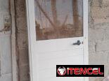 Ventanas de hierro con sus cristales en 70 mil.,puerta de marquetería de aluminio y cristalería en 70 mil.,