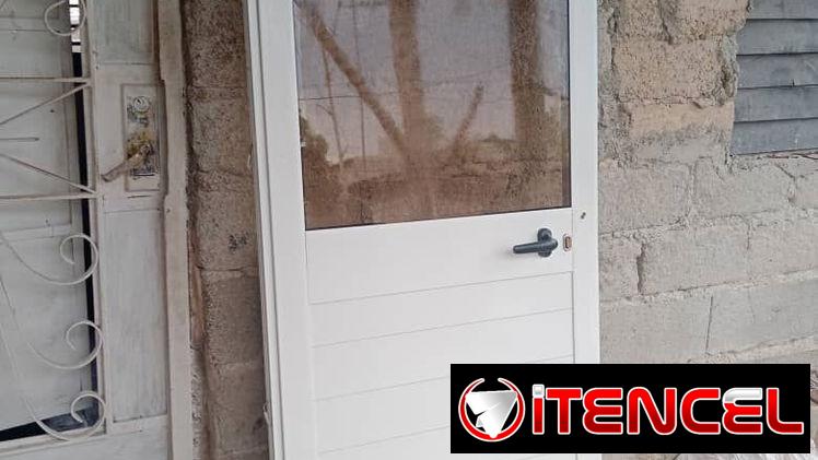 Ventanas de hierro con sus cristales en 70 mil.,puerta de marquetería de aluminio y cristalería en 70 mil.,