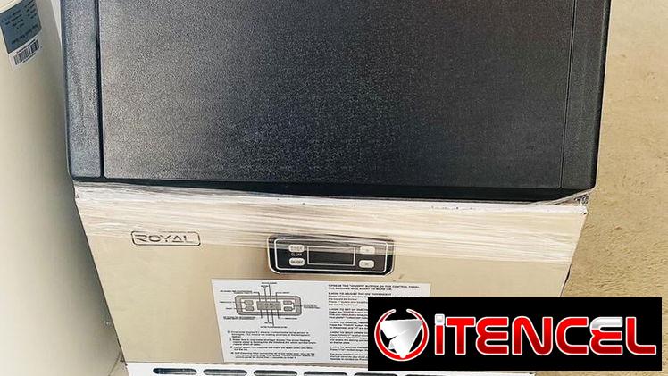 Máquina de hacer hielo  Royal 50 klg  1 mes de garantía  690 usd ⚪️