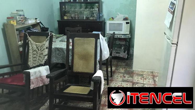 Permuto casa de 3/4 en Centro Habana por apto de 2/4 en Plaza. Carlos, móvil 52914572