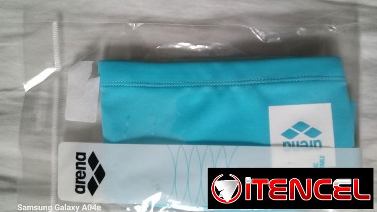Gorro de natación marca ARENA. Azul acua. Nuevo en su estuche.