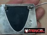 Prendedor antiguo de plata y ónix.