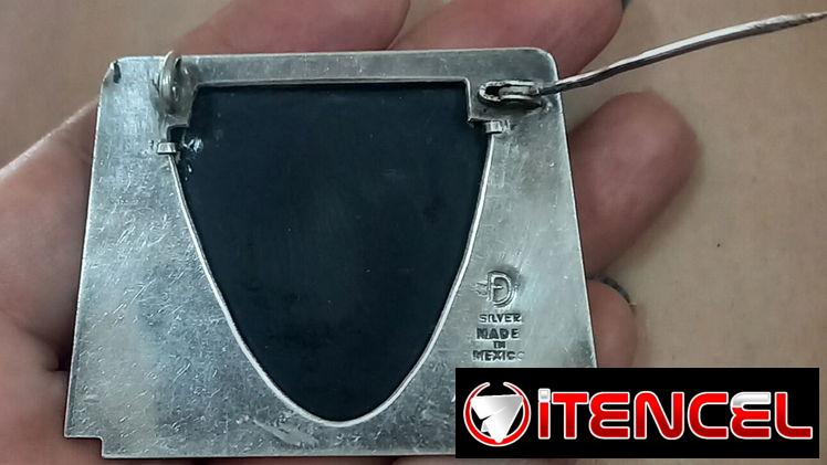 Prendedor antiguo de plata y ónix.