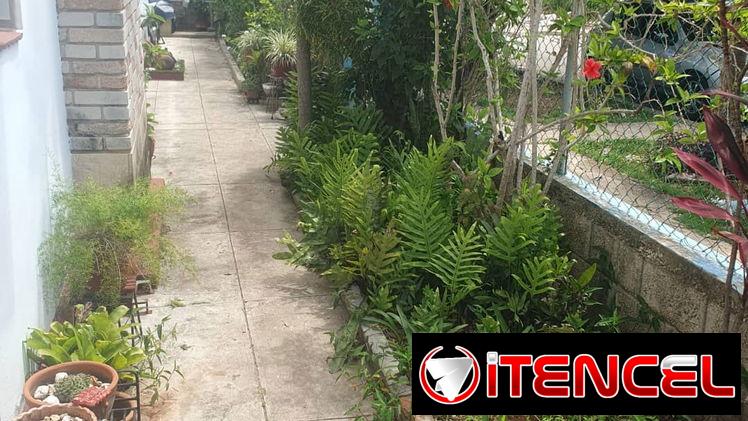 En oferta!!!! Casa independiente de 3 cuartos y garaje cerrado con patio y jardín en excelente zona de Playa!!!!