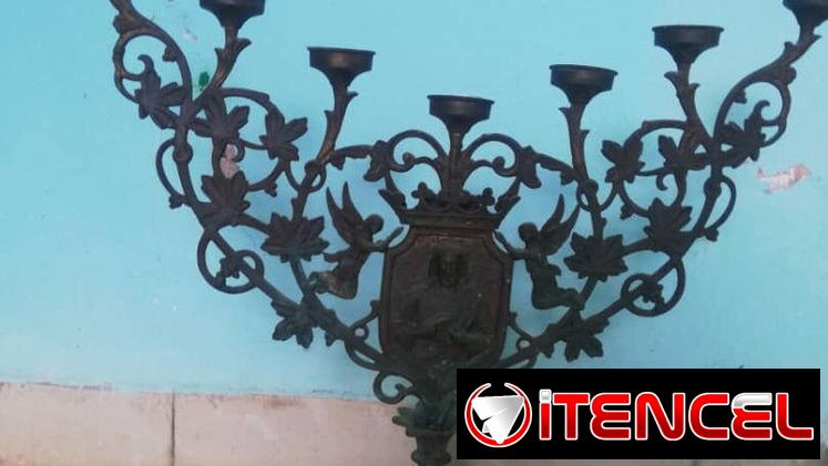 Candelabro sagrado de 7 brazos.  Estilo neogótico.  Época: Siglo XIX.  Eclesiástico.  Francés.
