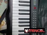 200 USD, Zelle o Cup al cambio. Piano plegable de 88 teclas, con sus accesorios (cargador y cable) tiene batería incluid