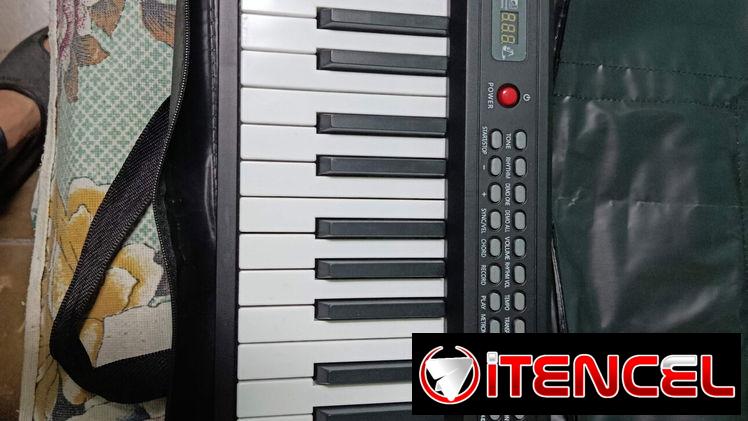 200 USD, Zelle o Cup al cambio. Piano plegable de 88 teclas, con sus accesorios (cargador y cable) tiene batería incluid