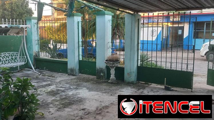 Bajos de biplanta en Playa con amplio estacionamiento, jardín cementado 21/2 habitaciones 2 baños, patio, teléfono gas