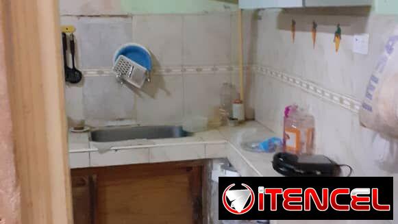Permuto casa en bajos de tres cuartos y tres baños. Ideal para alquilar habitaciones. En Centro Habana. Adis 58711030