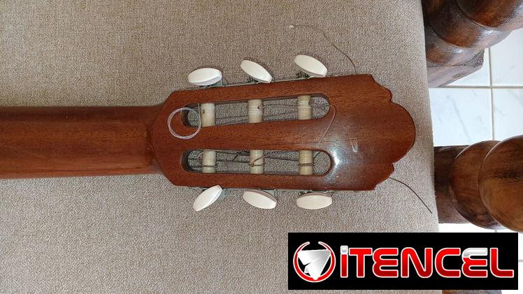 Se vende guitarra clasica marca Alhambra .