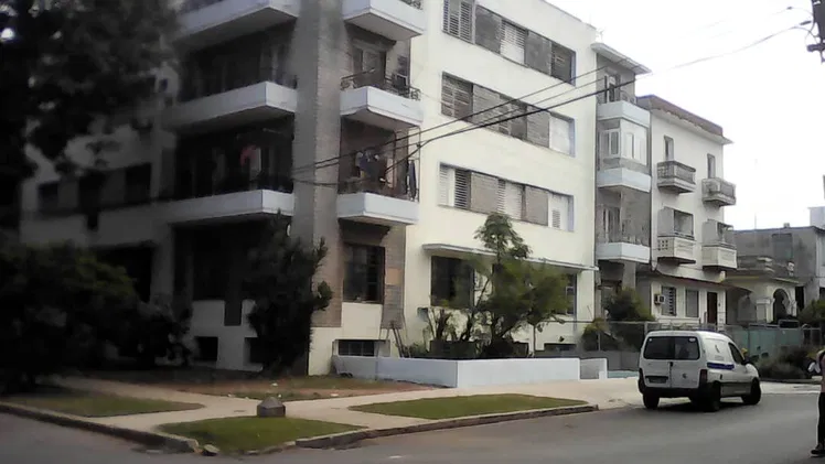 Oferta apto de 3 cuartos y 3 baños en el Vedado en las letras,2do piso. Oportunidad de inversión!!!